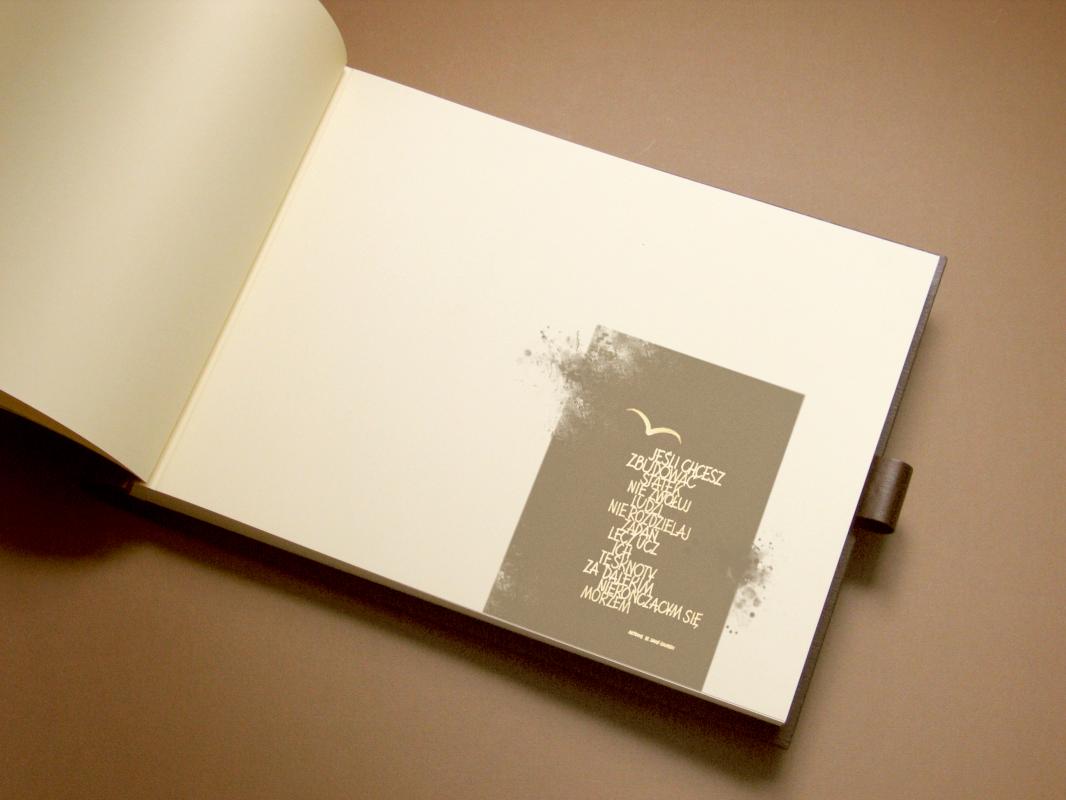 Karneol K-05.P-03.16 • Element graficzny z kaligrafią na stronie tytułowej księgi. 