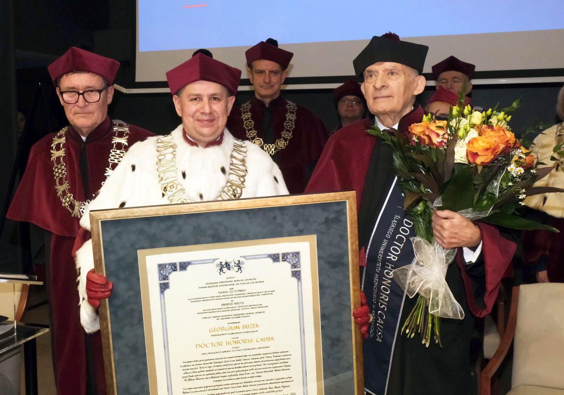 Karneol 01.01.05 • Akt nadania tytułu honoris causa - wręczenie dyplomu