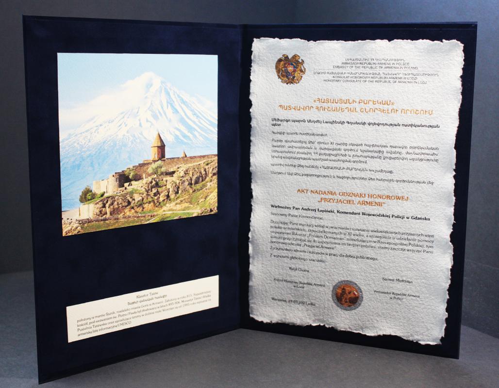 Karneol Nr 01.02 • Akt nadania odznaki honorowej. Druk na papierze czerpanym. Okładka introligatorska.