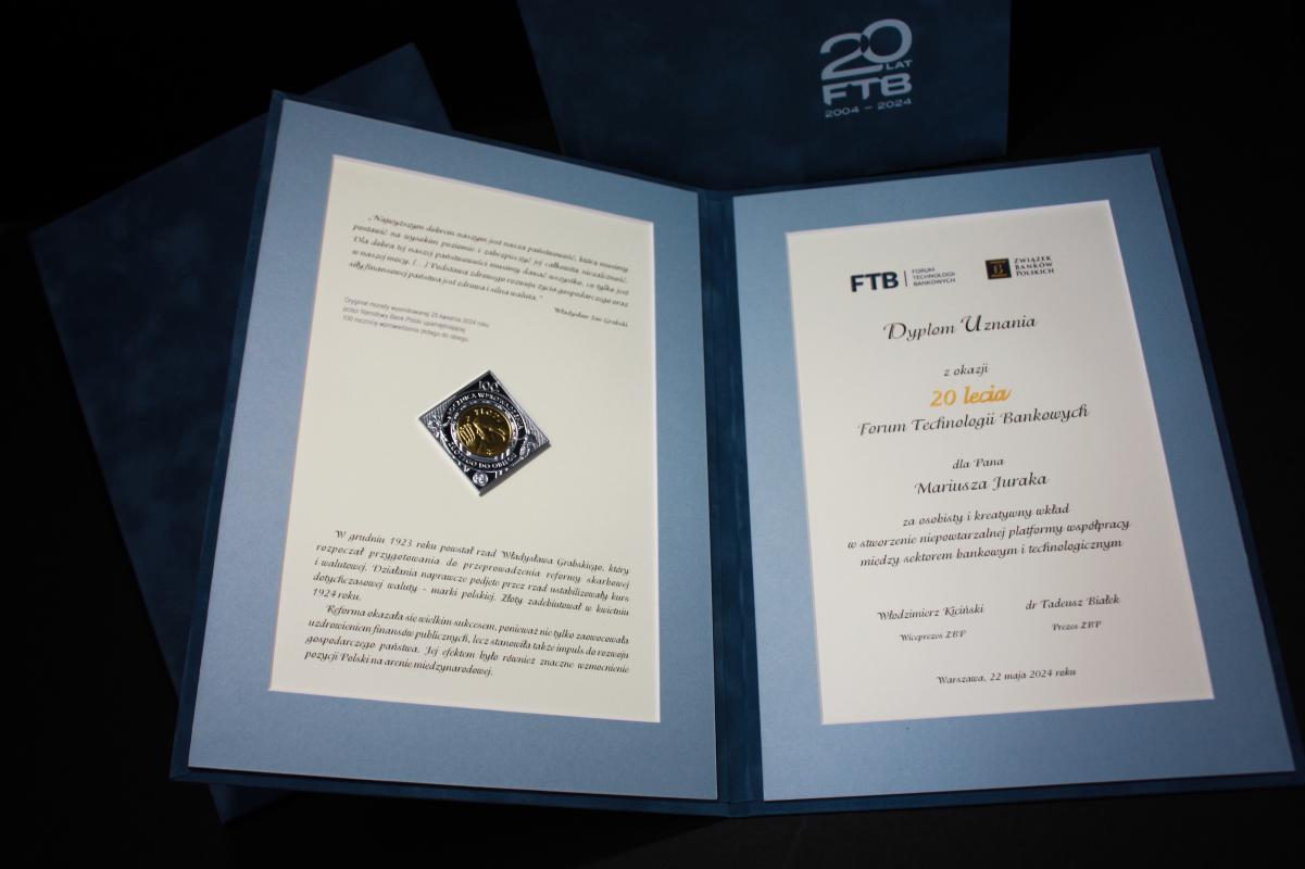 Karneol 01.03.05 • Dyplom Honorowy z okazji jubileuszu firmy wykonany na papierze ozdobnym, z wklejoną monetą i ręcznym złoceniem
