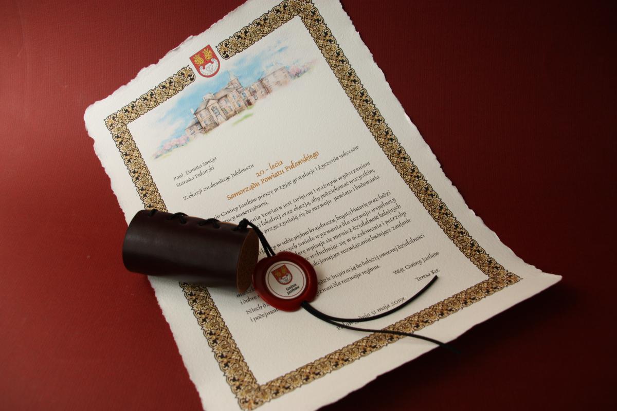 Karneol 01.03.06 • Dyplom Uznania z okazji jubileuszu powstania Samorządu wykonany na papierze czerpanym z ręczną grafiką i złoceniem