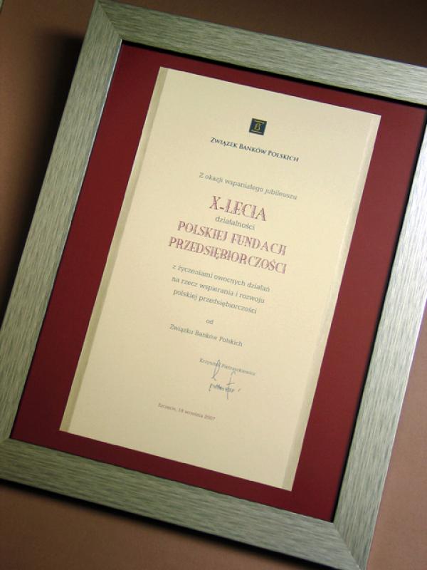 Karneol 01.04.03 • Dyplom jubileuszowy firmy wykonany na kartonie ozdobnym z wklejonym znaczkiem z logo
