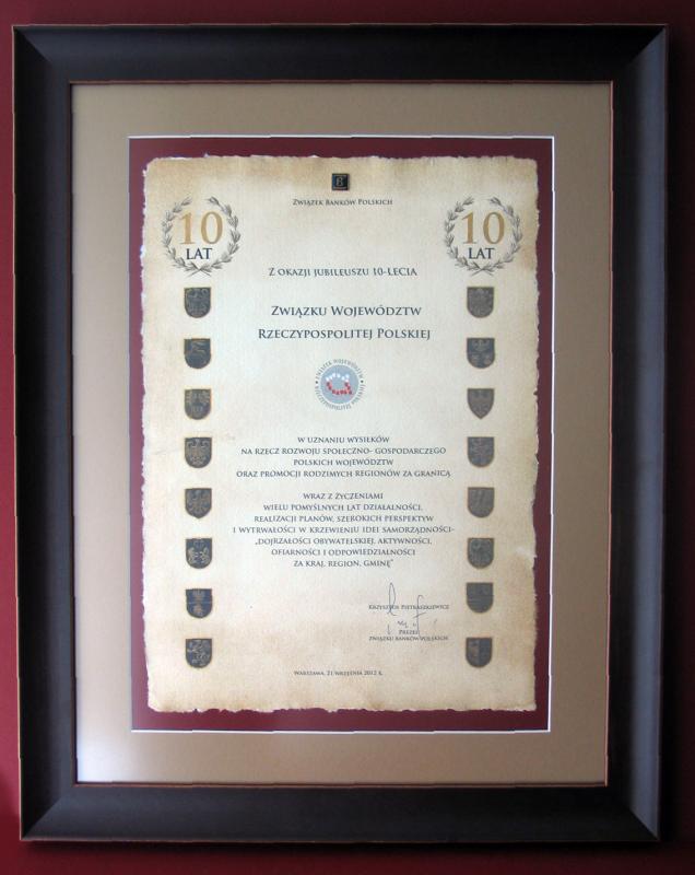 Karneol 01.04.04 • Dyplom jubileuszowy wykonany na papierze czerpanym, postarzonym, z ręcznie złoconą grafiką