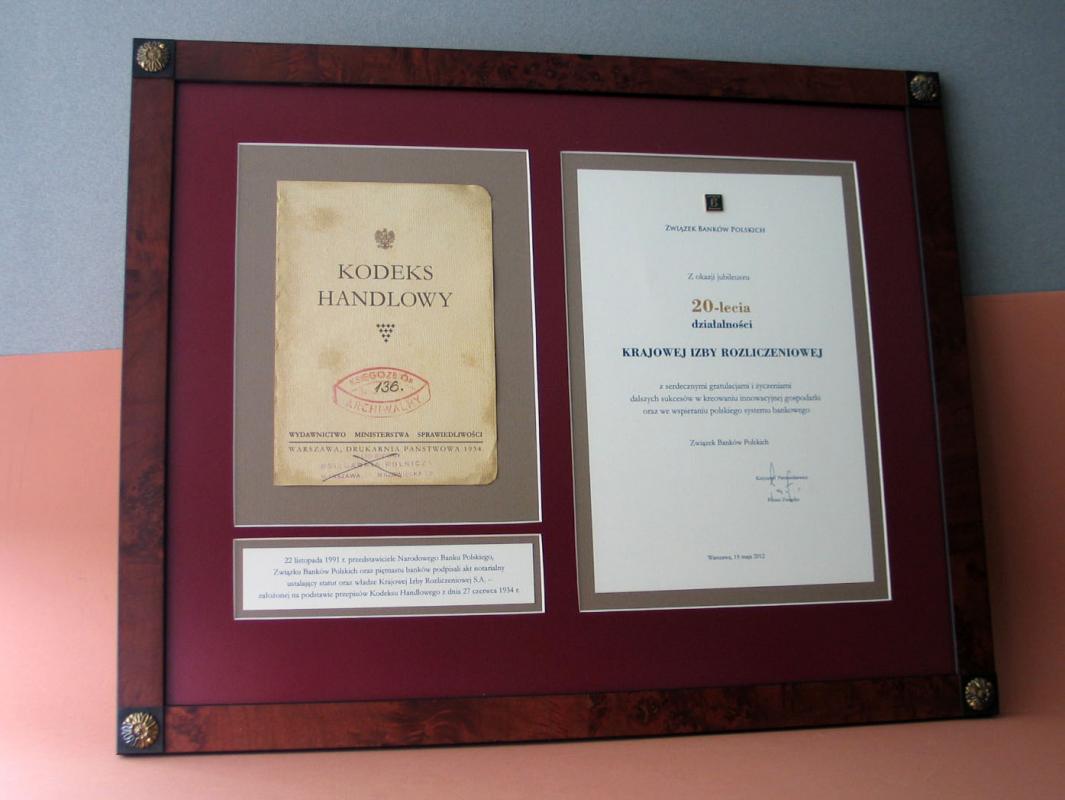 Karneol Nr 01.11 • Dyplom jubileuszowy firmy. Druk na kartonie ozdobnym. Wklejony reprint dokumentu. Oprawa skrzynkowa w stylu biedermeier.