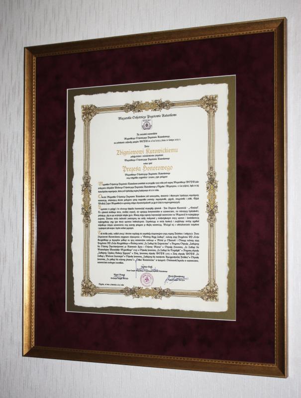 Karneol Nr 01.12 • Akt nadania tytułu Prezesa Honorowego. Ręczne zdobienia. Oprawa w passe partout i profilowaną ramę.