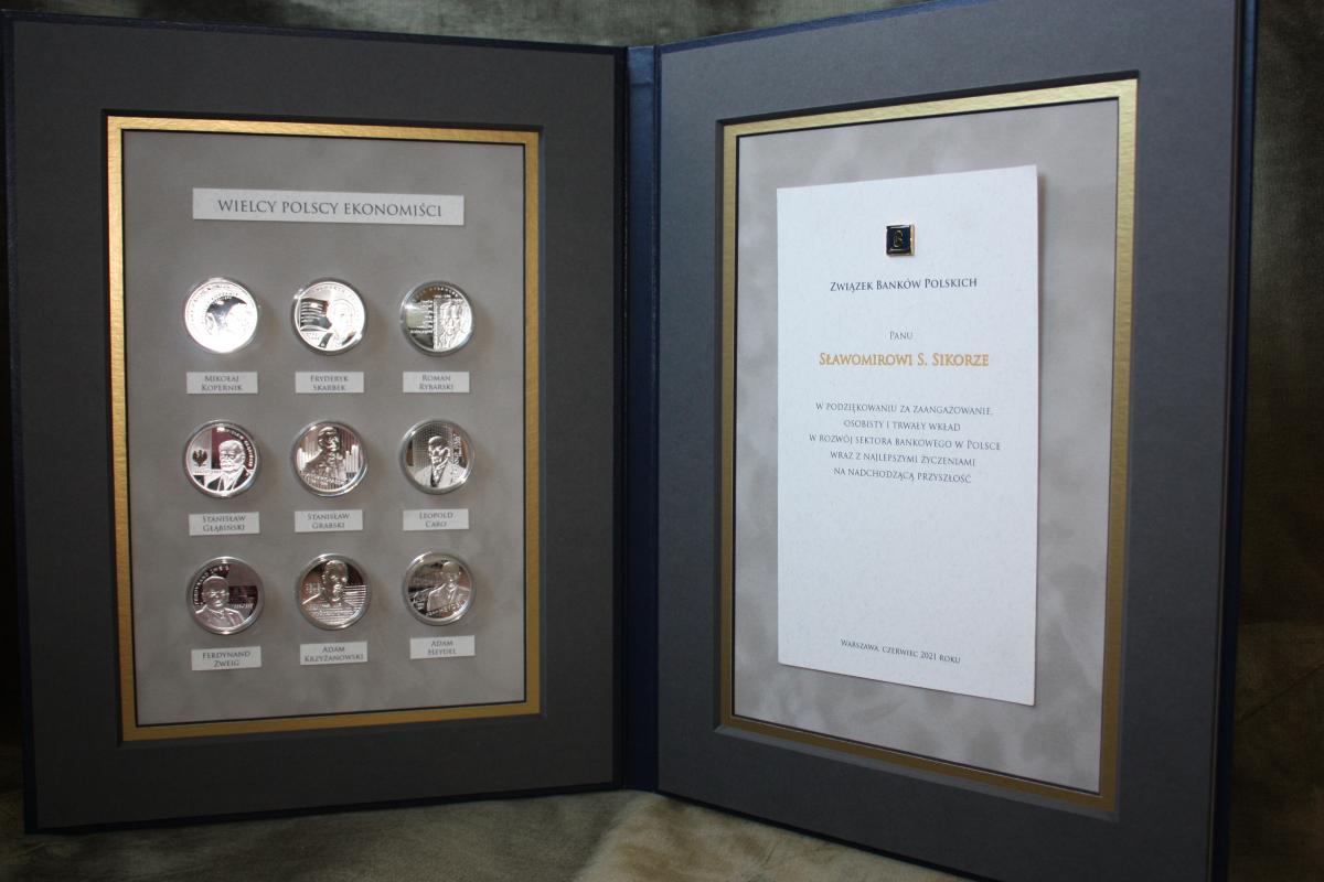 Karneol Nr 01.18 • Podziękowanie za współpracę. Okładka introligatorska w którą wklejono numizmaty tematyczne.