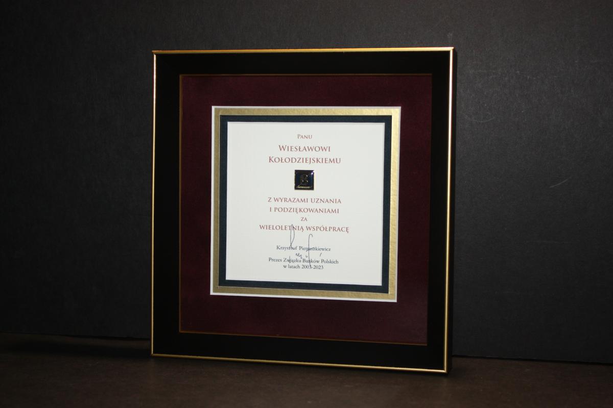 Karneol Nr 01.19 • Podziękowanie za wieloletnia współpracę. Wklejony znaczek z logo firmy.