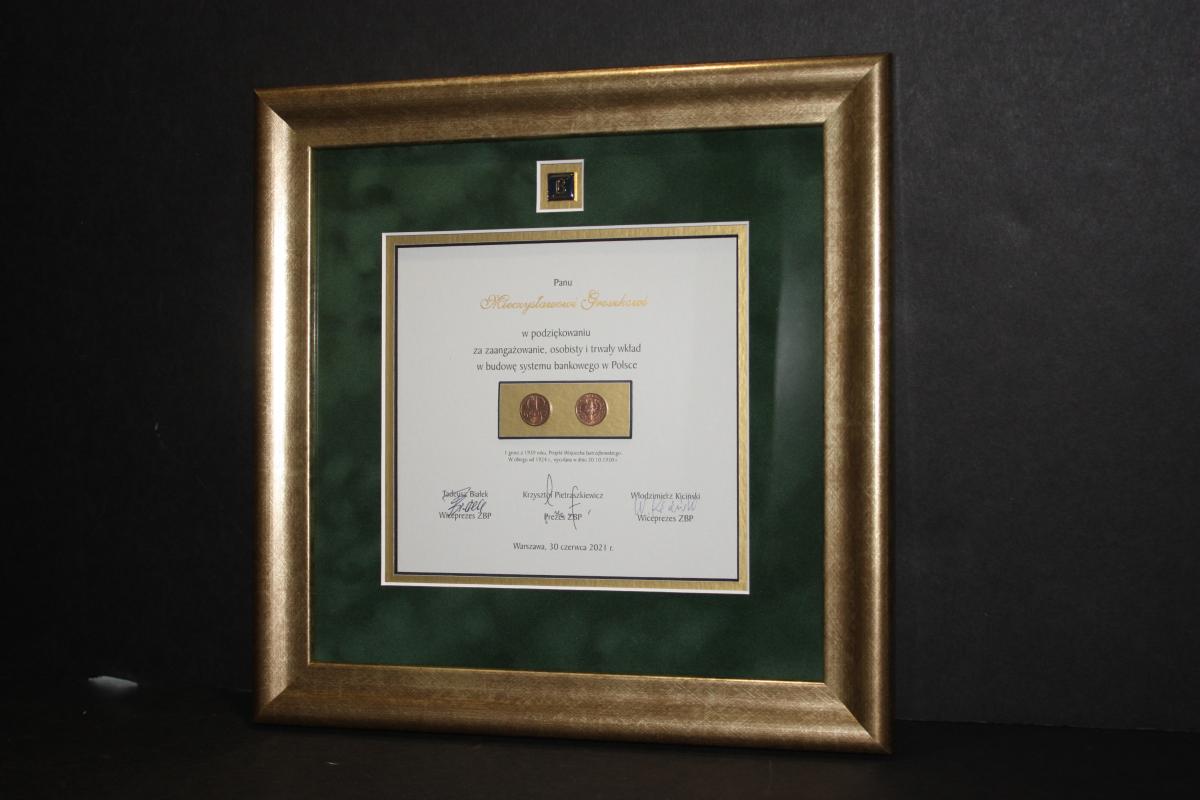 Karneol Nr 01.22 • Podziękowanie za pomoc i zaangażowanie. Wklejone monetki. Podwójne passe partout i ozdobna rama z drewna.