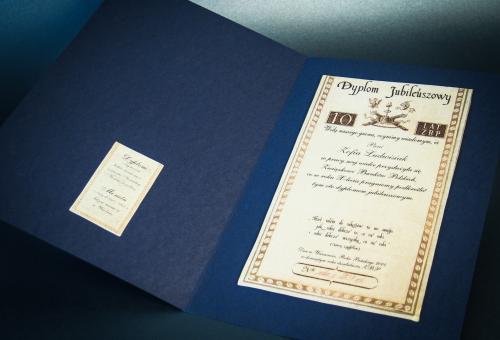 Karneol Nr 01.01 • Dyplom jubileuszowy stylizowany na stary banknot. Druk na kartonie ozdobnym.