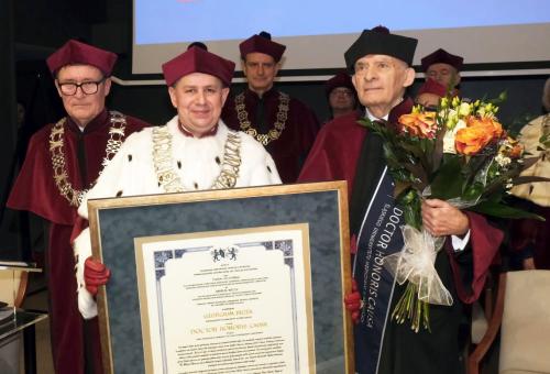 Karneol 01.01.05 • Akt nadania tytułu honoris causa - wręczenie dyplomu