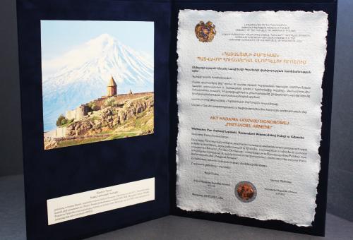 Karneol Nr 01.02 • Akt nadania odznaki honorowej. Druk na papierze czerpanym. Okładka introligatorska.