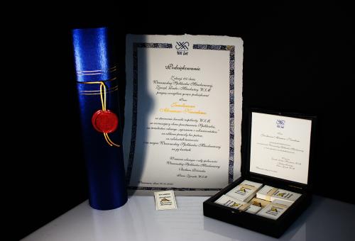 Karneol Nr 01.04 • Podziękowanie na papierze czerpanym z Upominek - kasetka z exlibrisami. Tuba do dyplomu z pieczęcią lakową.