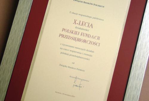 Karneol 01.04.03 • Dyplom jubileuszowy firmy wykonany na kartonie ozdobnym z wklejonym znaczkiem z logo
