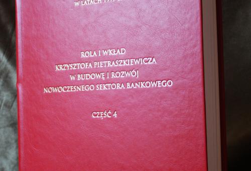 Karneol 01.06.04 • Twarda oprawa historii Związku Banków Polskich i jej prezesa K. Pietraszkiewicza