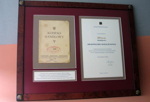 Karneol Nr 01.11 • Dyplom jubileuszowy firmy. Druk na kartonie ozdobnym. Wklejony reprint dokumentu. Oprawa skrzynkowa w stylu biedermeier.