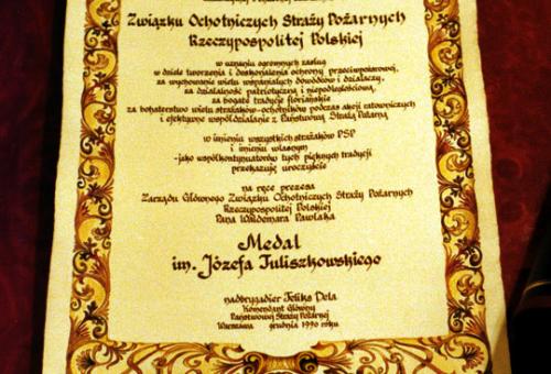 Karneol Nr 01.15 • Dyplom jubileuszowy. Rękopis kaligraficzny na papierze czerpanym. Ręczne zdobienia. Pieczęć woskowa.