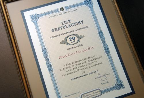 Karneol Nr 01.17 • List Gratulacyjny z okazji jubileuszu. Ozdobne tło i obramowanie. Oprawa w passe partout i ramę.