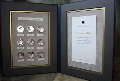 Karneol Nr 01.18 • Podziękowanie za współpracę. Okładka introligatorska w którą wklejono numizmaty tematyczne.