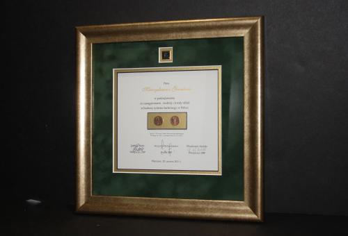 Karneol Nr 01.22 • Podziękowanie za pomoc i zaangażowanie. Wklejone monetki. Podwójne passe partout i ozdobna rama z drewna.