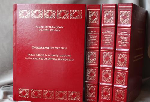 Karneol Nr 01.23 • Monografia. Historia Związku Banków Polskich. Wydanie książkowe w twardej oprawie.