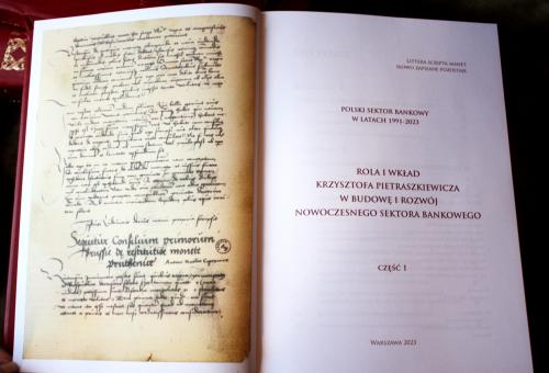 Karneol Nr 01.24 • Strona tytułowa monografii o ZBP z wklejonym reprintem.