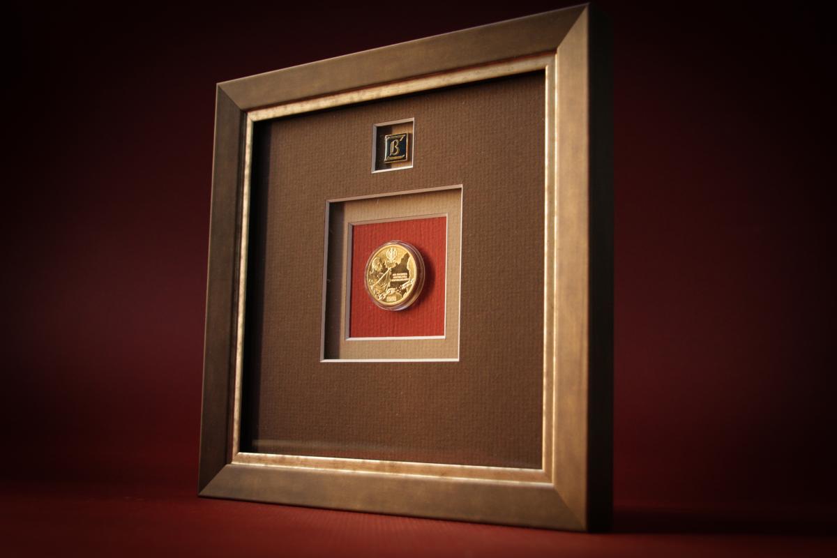 Nr 02.02 • Oprawa skrzynkowa z drewna z podwójnym passe partout - z efektem głębi. Karneol Nr 02.02 • Oprawa skrzynkowa z drewna z podwójnym passe partout - z efektem głębi.