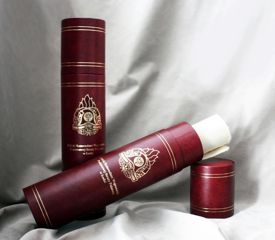 Nr 02.06 • Tuba introligatorska do dyplomu w rulonie ze złotym tłoczeniem logo i tekstu. Karneol Nr 02.06 • Tuba introligatorska do dyplomu w rulonie ze złotym tłoczeniem logo i tekstu.