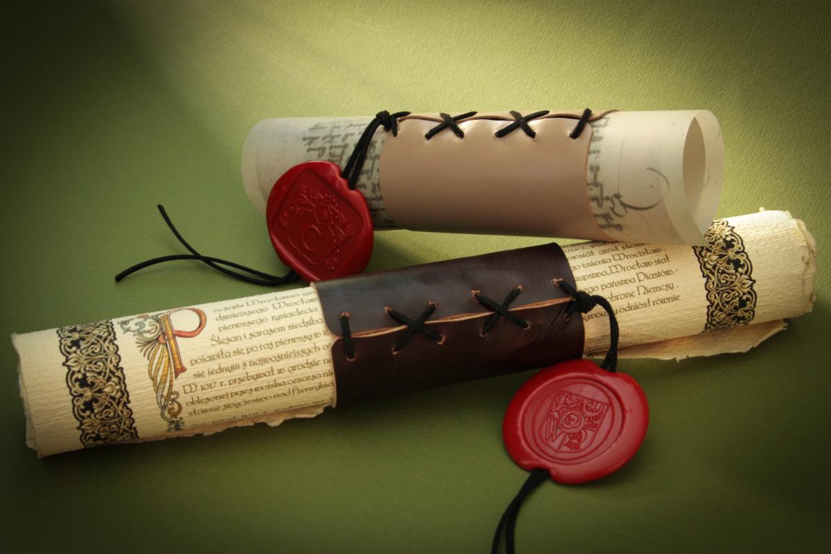 Nr 02.09 • Opaska ze skóry do dyplomów zwiniętych w rulon. Pieczęć lakowa. Karneol Nr 02.09 • Opaska ze skóry do dyplomów zwiniętych w rulon. Pieczęć lakowa.