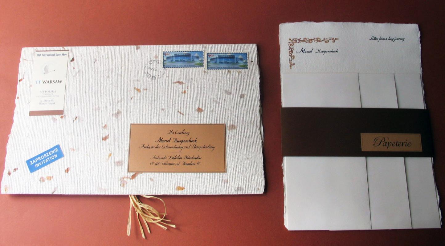 Nr 02.12 • Koperta z papieru czerpanego. Przykład personalizacji i adresowania. Karneol Nr 02.12 • Koperta z papieru czerpanego. Przykład personalizacji i adresowania.