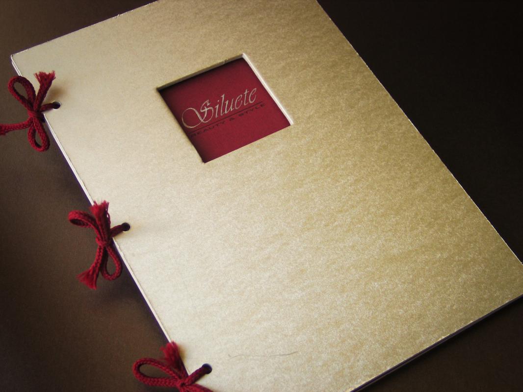 Nr 02.14 • Okładka z tektury kaszerowanej z okienkiem wiązana na grzbiecie. Karneol Nr 02.14 • Okładka z tektury kaszerowanej z okienkiem wiązana na grzbiecie.