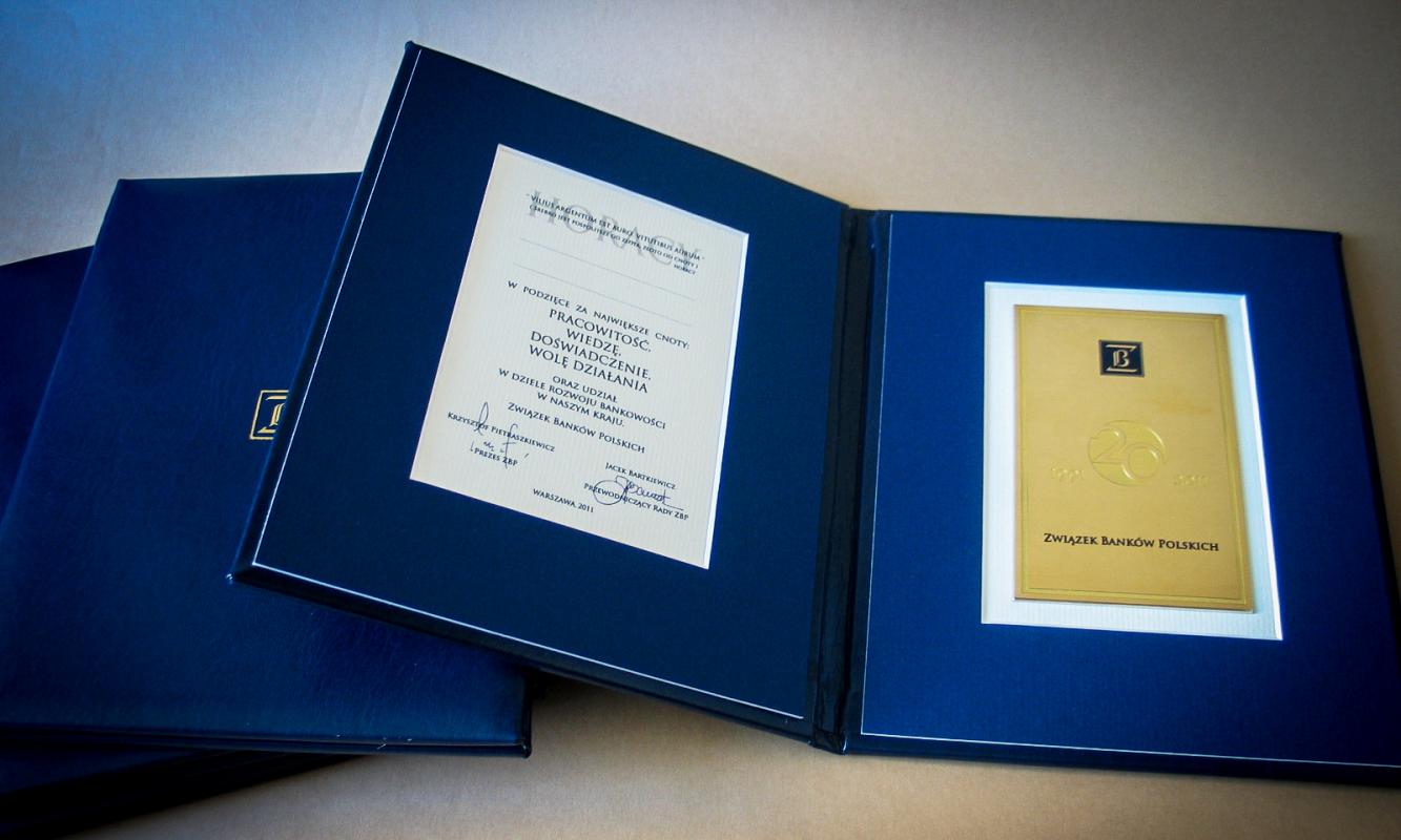 Nr 02.15 • Okładka introligatorska. Passe partout z wklejonym dyplomem A4 i plakietką mosiężną. Karneol Nr 02.15 • Okładka introligatorska. Passe partout z wklejonym dyplomem A4 i plakietką mosiężną.