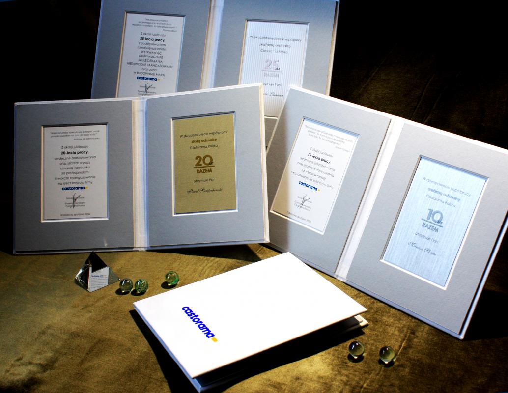 Nr 02.16 • Okładka introligatorska. Passe partout z wklejonym dyplomem i grafiką w formacie A6. Karneol Nr 02.16 • Okładka introligatorska. Passe partout z wklejonym dyplomem i grafiką w formacie A6.