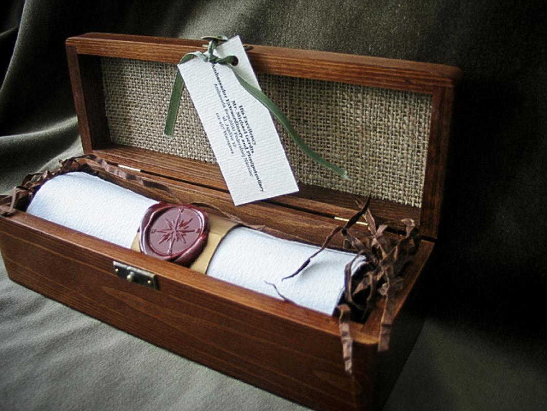 Nr 02.17 • Kasetka z drewna do dyplomu w rulonie. Stylowy zamek mosiężny. Karneol Nr 02.17 • Kasetka z drewna do dyplomu w rulonie. Stylowy zamek mosiężny.