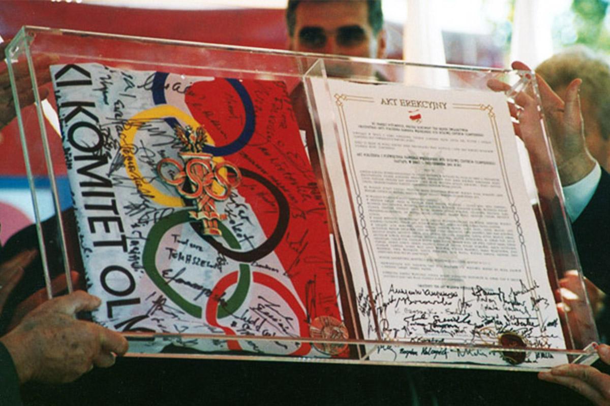 Nr 02.18 • Oprawa skrzynkowa z plexi do prezentacji Aktu Erekcyjnego i sztandaru. Karneol Nr 02.18 • Oprawa skrzynkowa z plexi do prezentacji Aktu Erekcyjnego i sztandaru.