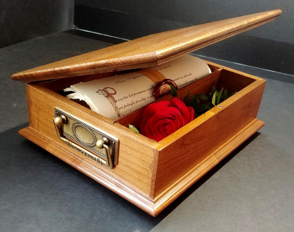 Nr 02.19 • Kasetka dębowa ze stylowymi uchwytami mosiężnymi do dyplomu w rulonie i upominku. Karneol Nr 02.19 • Kasetka dębowa ze stylowymi uchwytami mosiężnymi do dyplomu w rulonie i upominku.