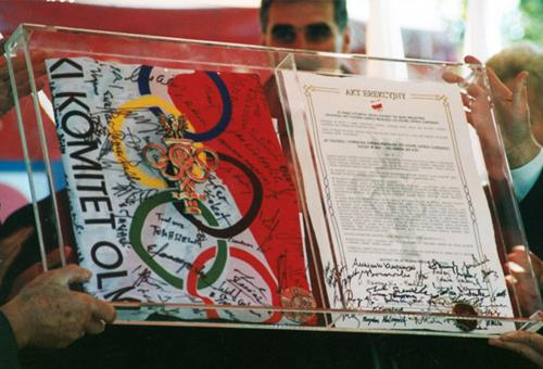 Karneol 02.05.02 • Oprawa skrzynkowa z plexi do prezentacji Aktu Erekcyjnego i sztandaru