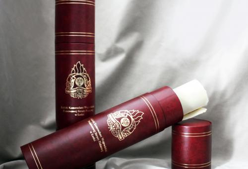 Nr 02.06 • Tuba introligatorska do dyplomu w rulonie ze złotym tłoczeniem logo i tekstu. Karneol Nr 02.06 • Tuba introligatorska do dyplomu w rulonie ze złotym tłoczeniem logo i tekstu.