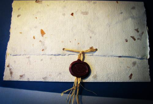 Nr 02.11 • Koperta z papieru czerpanego z wtopionymi roślinami. Oprawa do dokumentów A4. Pieczęć lakowa. Karneol Nr 02.11 • Koperta z papieru czerpanego z wtopionymi roślinami. Oprawa do dokumentów A4. Pieczęć lakowa.