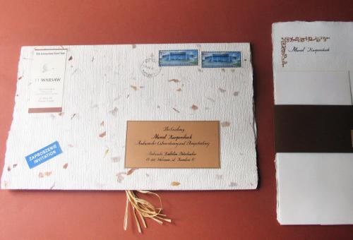 Nr 02.12 • Koperta z papieru czerpanego. Przykład personalizacji i adresowania. Karneol Nr 02.12 • Koperta z papieru czerpanego. Przykład personalizacji i adresowania.