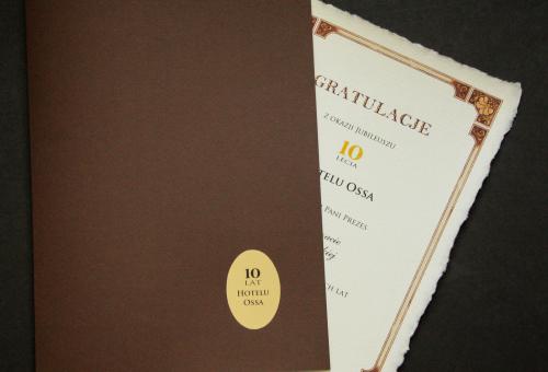 Nr 02.13 • Okładka do dyplomu z kartonu ozdobnego. Personalizowana naklejka. Karneol Nr 02.13 • Okładka do dyplomu z kartonu ozdobnego. Personalizowana naklejka.