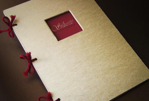 Nr 02.14 • Okładka z tektury kaszerowanej z okienkiem wiązana na grzbiecie. Karneol Nr 02.14 • Okładka z tektury kaszerowanej z okienkiem wiązana na grzbiecie.