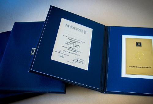 Nr 02.15 • Okładka introligatorska. Passe partout z wklejonym dyplomem A4 i plakietką mosiężną. Karneol Nr 02.15 • Okładka introligatorska. Passe partout z wklejonym dyplomem A4 i plakietką mosiężną.