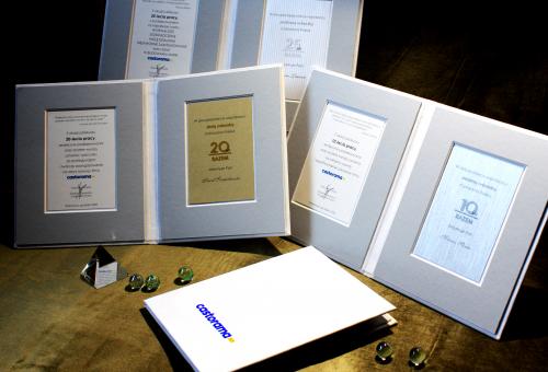 Nr 02.16 • Okładka introligatorska. Passe partout z wklejonym dyplomem i grafiką w formacie A6. Karneol Nr 02.16 • Okładka introligatorska. Passe partout z wklejonym dyplomem i grafiką w formacie A6.