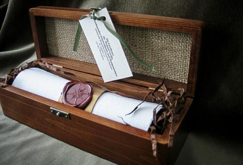 Nr 02.17 • Kasetka z drewna do dyplomu w rulonie. Stylowy zamek mosiężny. Karneol Nr 02.17 • Kasetka z drewna do dyplomu w rulonie. Stylowy zamek mosiężny.