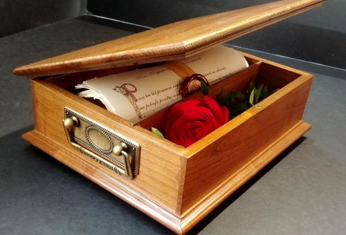 Nr 02.19 • Kasetka dębowa ze stylowymi uchwytami mosiężnymi do dyplomu w rulonie i upominku. Karneol Nr 02.19 • Kasetka dębowa ze stylowymi uchwytami mosiężnymi do dyplomu w rulonie i upominku.