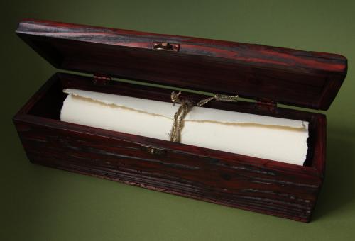 Karneol Nr 02.20 • Kasetka z drewna „stuletniego” do dyplomu w rulonie.