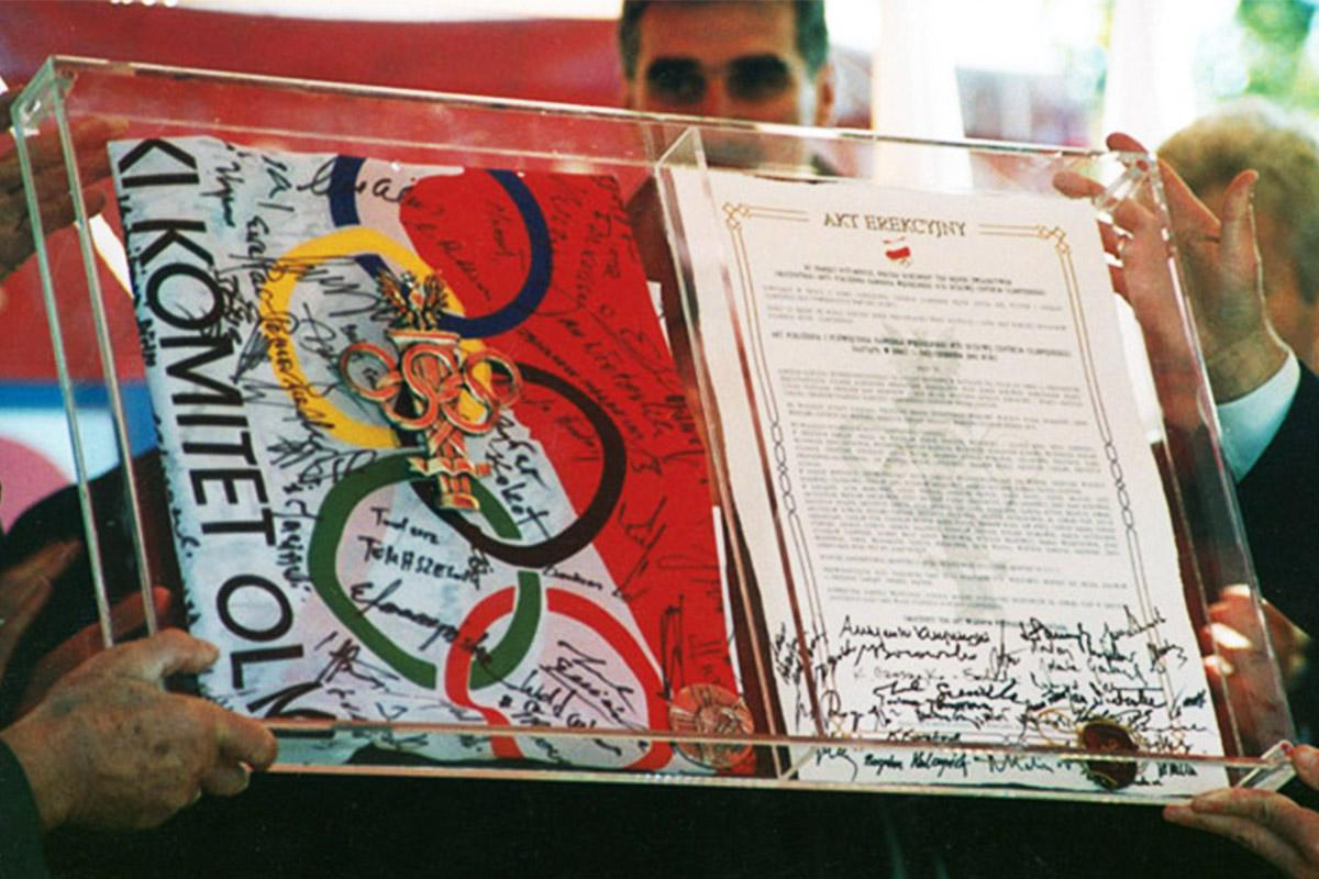 Karneol 03.01.01 • Oprawa skrzynkowa z plexi do prezentacji Aktu Erekcyjnego i sztandaru w trakcie budowy obiektu