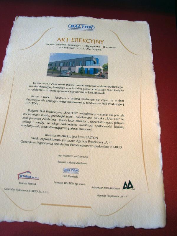 Nr 03.07. • Akt Erekcyjny budowy hali produkcyjnej. Papier czerpany. Ręczne złocenie. Karneol Nr 03.07. • Akt Erekcyjny budowy hali produkcyjnej. Papier czerpany. Ręczne złocenie.