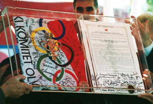 Karneol 03.01.01 • Oprawa skrzynkowa z plexi do prezentacji Aktu Erekcyjnego i sztandaru w trakcie budowy obiektu