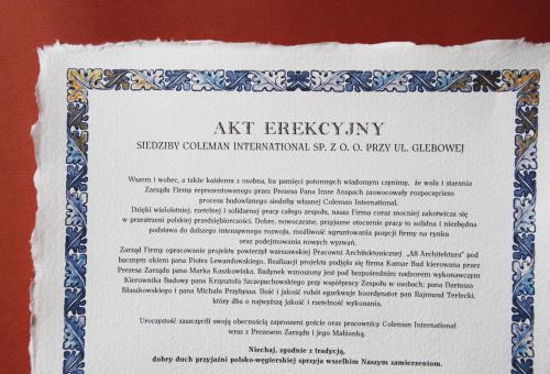 Karneol 03.01.11 • Akt erekcyjny nowej siedziby firmy wykonany na papierze czerpanym z ręcznie wykonaną grafiką i złoceniem
